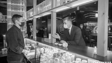 Перед введением ограничений министр промышленности, торговли и развития предпринимательства Новосибирской области Андрей Гончаров посетил BlaBlaBar, чтобы лично проверить, как действует система пропуска по QR-кодам. Фото: Андрей Заржецкий