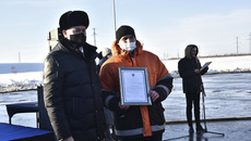 Глава региона поблагодарил строителей за добросовестный труд, большой вклад в строительство областных дорог и вручил специалистам благодарственные письма губернатора Новосибирской области. Фото: nso.ru