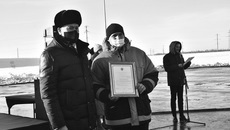 Глава региона поблагодарил строителей за добросовестный труд, большой вклад в строительство областных дорог и вручил специалистам благодарственные письма губернатора Новосибирской области. Фото: nso.ru