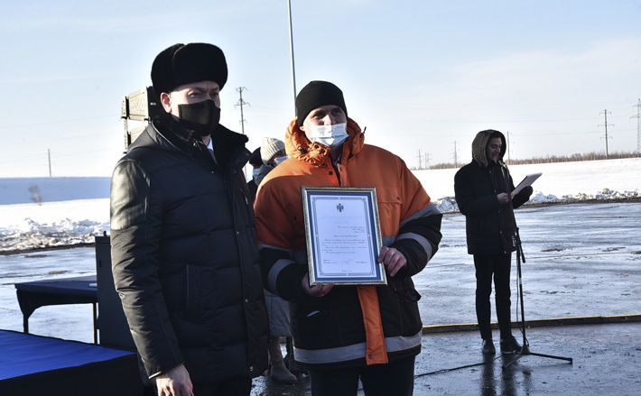 Глава региона поблагодарил строителей за добросовестный труд, большой вклад в строительство областных дорог и вручил специалистам благодарственные письма губернатора Новосибирской области. Фото: nso.ru