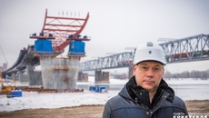 К концу 2021 года техническая готовность четвертого моста через Обь достигнет 45 процентов, а через год сооружение должно быть запущено в эксплуатацию. В минувшее воскресенье глава региона лично проконтролировал ход строительства. Фото: Андрей Заржецкий