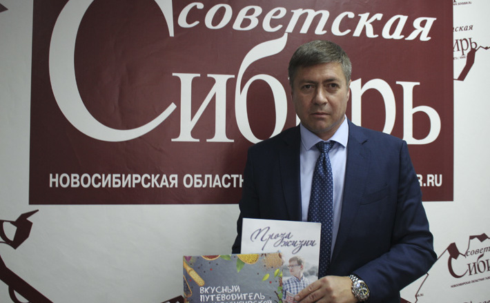 Сергей Ахапов: «Особенно ярко рост интереса к спорту и здоровому образу жизни у новосибирцев проявился приблизительно с 2015 года, а во время пандемии он увеличился в разы». На снимке — министр физкультуры и спорта региона с подарками от ИД «Советская Сибирь» — книгами, выпущенными нами в разные годы: «Прозой жизни» и «Вкусным путеводителем по Новосибирской области». И в этот момент родилась идея нового издания, будем надеяться, она воплотится в жизнь. Фото: Наталья Манторова