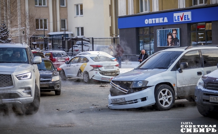 Не стоит забывать, что множество автомобильных аварий происходит из-за несоблюдения правил дорожного движения. Фото: Андрей Заржецкий