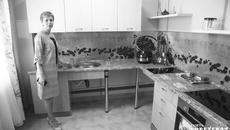 В тренировочных квартирах специалисты помогают инвалидам социализироваться — учат, как пользоваться стиральной машиной, готовить, делать уборку. Фото: архив ИД «Советская Сибирь»