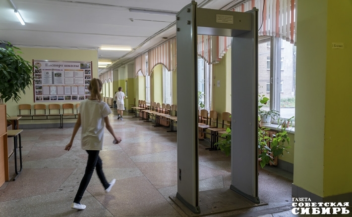 Все школы Новосибирска находятся под защитой частных охранных предприятий. В 27 процентах школ в области имеются арочные металлоискатели. Фото: Андрей Заржецкий