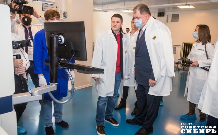 В октябре 2021 года компания Sitronics Group открыла на заводе «Лампирис» в Новосибирске новую линию по производству отечественных современных серверов. В запуске проекта принял участие заместитель губернатора Сергей Семка. Фото: Андрей Заржецкий