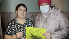 Специалист по соцработе Наталья Станиславовна Петерс вручила поделку школьников жительнице села Шарчино Августе Давыдовне Заикиной. Фото: Олеся Попова