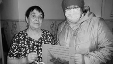 Специалист по соцработе Наталья Станиславовна Петерс вручила поделку школьников жительнице села Шарчино Августе Давыдовне Заикиной. Фото: Олеся Попова
