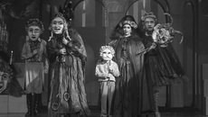 Художник-постановщик спектакля «Я — Эдмон Дантес» Елена Вершинина создает на сцене мир высшего света, в котором практически нет места даже одному симпатичному герою или светлому пятну, кроме Гайде — дочери восточного визиря, наложницы графа. Лейтмотив действия — карнавал, все маски персонажей которого выглядят одинаково отталкивающе. Фото: Дарья Жбанова