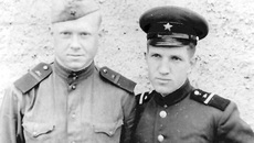 Слева — военный почтальон Олег Глебик, справа — Михаил Фролов, 1957 год. Фото: прислано Михаилом
Фроловым