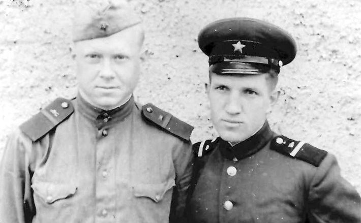 Слева — военный почтальон Олег Глебик, справа — Михаил Фролов, 1957 год. Фото: прислано Михаилом
Фроловым