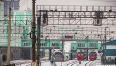 Чтобы добраться до перронов на главном железнодорожном вокзале столицы Сибири, нужно преодолеть и спуски, и подъемы, что в общем-то нипочем молодому и сильному человеку. А вот для немощного это может стать испытанием. Обратите внимание по пути на платформу: не нуждается ли в вашей помощи кто-то из пассажиров? Доброе дело не составит великого труда, но дорогого стоит. Фото: Андрей Заржецкий