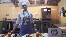 Марина Петрукович представила жюри конкурса набор блюд для полноценного завтрака школьника. Приглядитесь, ваш ребенок так же питается между уроками? Может быть, родительский комитет предложит перенять опыт 213-й новосибирской школы администрации вашего образовательного учреждения? Фото: nso.ru