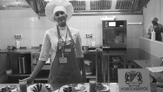 Марина Петрукович представила жюри конкурса набор блюд для полноценного завтрака школьника. Приглядитесь, ваш ребенок так же питается между уроками? Может быть, родительский комитет предложит перенять опыт 213-й новосибирской школы администрации вашего образовательного учреждения? Фото: nso.ru