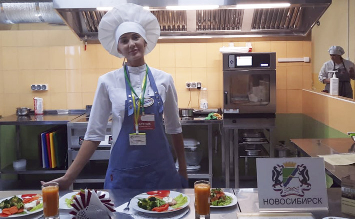 Марина Петрукович представила жюри конкурса набор блюд для полноценного завтрака школьника. Приглядитесь, ваш ребенок так же питается между уроками? Может быть, родительский комитет предложит перенять опыт 213-й новосибирской школы администрации вашего образовательного учреждения? Фото: nso.ru