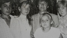 На архивном снимке Светлана Малиновская (на втором плане) — неутомимый почтальон и счастливая многодетная мама. Фото: прислано Людмилой Томиловой
