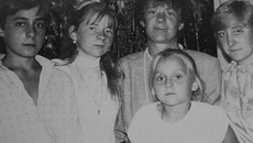 На архивном снимке Светлана Малиновская (на втором плане) — неутомимый почтальон и счастливая многодетная мама. Фото: прислано Людмилой Томиловой