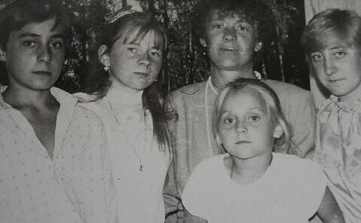 На архивном снимке Светлана Малиновская (на втором плане) — неутомимый почтальон и счастливая многодетная мама. Фото: прислано Людмилой Томиловой