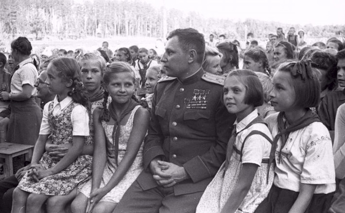 Александр Покрышкин в гостях у пионеров, 1946 год. Фото: russiainphoto.ru