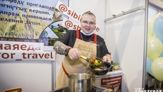 Известный новосибирский шеф-повар Юлия Литвиненко угощает пельменями «Федосихинские» производства компании «Русский двор» Коченевского района. Фото: Андрей Заржецкий