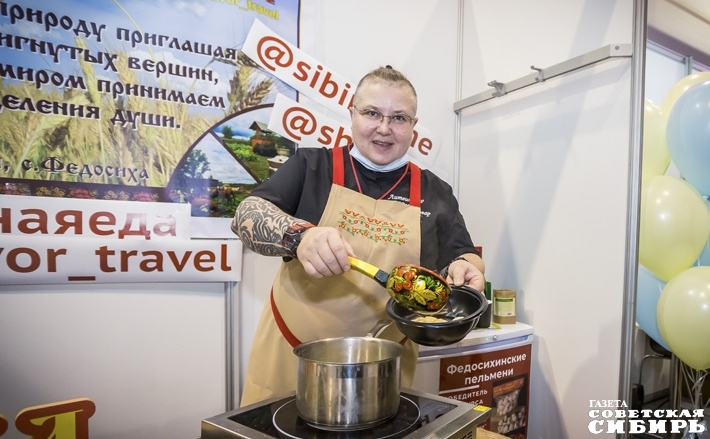 Известный новосибирский шеф-повар Юлия Литвиненко угощает пельменями «Федосихинские» производства компании «Русский двор» Коченевского района. Фото: Андрей Заржецкий