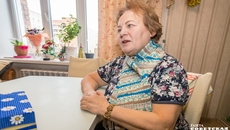 Наталья Алексеевна сразу примерила обновку и осталась довольна. «Вообще-то неожиданно, но подарок мне понравился, прежде всего тем, что он маленький, как раз мне под шубу, и что он такой плотненький. Спасибо тому, кто связал», — сказала она. Фото: Андрей Заржецкий