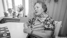 Наталья Алексеевна сразу примерила обновку и осталась довольна. «Вообще-то неожиданно, но подарок мне понравился, прежде всего тем, что он маленький, как раз мне под шубу, и что он такой плотненький. Спасибо тому, кто связал», — сказала она. Фото: Андрей Заржецкий