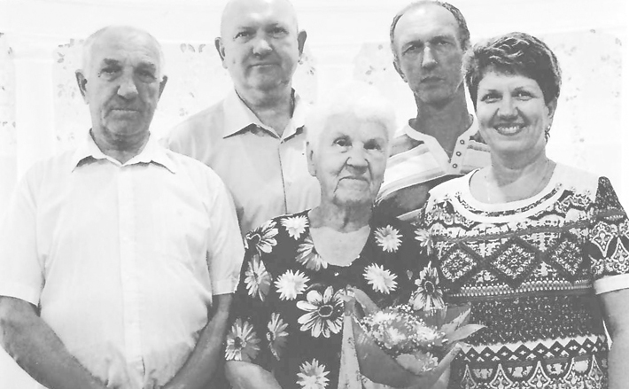Супруги Фроловы с детьми Евгением, Андреем и Татьяной. Фото сделано в день 80-летия Надежды Павловны. Фото: прислано Татьяной Бобровой