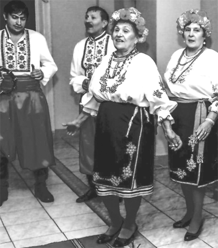 Выступление художественной самодеятельности, в центре — Зинаида Гордиенко. Фото: личный архив Зинаиды Гордиенко