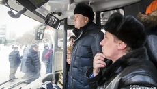 Автобусы осмотрели лично губернатор и начальник ПАТП-4, причем последний сел за руль нового НЕФАЗа: отличная техника. Фото: Андрей Заржецкий