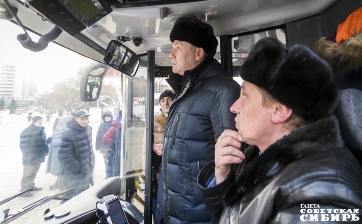 Автобусы осмотрели лично губернатор и начальник ПАТП-4, причем последний сел за руль нового НЕФАЗа: отличная техника. Фото: Андрей Заржецкий