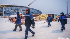 Строительство крупнейшего инфраструктурного объекта региона — многофункциональной ледовой арены идет в соответствии с графиком. Во время новогодних выходных дней работы продолжались по всем фронтам. Фото: Андрей Заржецкий