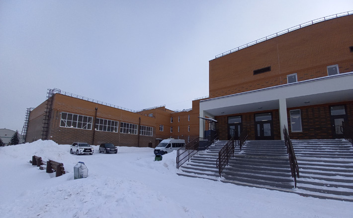 В Болотном за счет областного бюджета построена школа с техническими мастерскими для мальчиков и швейными и кулинарными мастерскими для девочек. Школа на улице Ремесленной возведена в рамках государственной программы «Развитие образования, создание условий для социализации детей и учащейся молодежи в Новосибирской области на 2015–2025 годы». Стоимость объекта — около 667 миллионов рублей