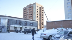 Дольщики создали ЖСК, что способствовало возобновлению строительства, но работы шли очень медленно. А когда дом попал в кандидаты на достройку с применением механизма ППК «Фонд», результат не заставил себя долго ждать. Планируется, что уже в первом квартале 2023 года собственники получат долгожданные ключи от своих квартир. Фото: Артем Тиунов