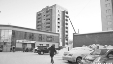 Дольщики создали ЖСК, что способствовало возобновлению строительства, но работы шли очень медленно. А когда дом попал в кандидаты на достройку с применением механизма ППК «Фонд», результат не заставил себя долго ждать. Планируется, что уже в первом квартале 2023 года собственники получат долгожданные ключи от своих квартир. Фото: Артем Тиунов
