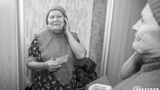 Ирине Константиновне Русских из Новосибирска пришелся по душе красивый комплект, связанный специально для нее искусной рукодельницей из Северного района. Фото: Андрей Заржецкий