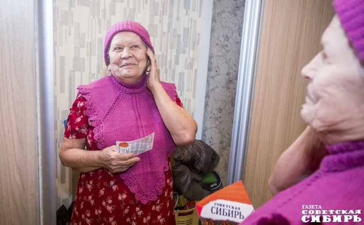 Ирине Константиновне Русских из Новосибирска пришелся по душе красивый комплект, связанный специально для нее искусной рукодельницей из Северного района. Фото: Андрей Заржецкий