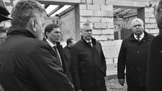 В сентябре прошлого года губернатор Новосибирской области Андрей Травников лично проинспектировал строительство дома для детей-сирот в селе Прокудское Коченевского района. Фото: nso.ru