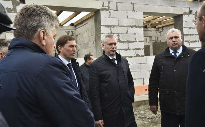 В сентябре прошлого года губернатор Новосибирской области Андрей Травников лично проинспектировал строительство дома для детей-сирот в селе Прокудское Коченевского района. Фото: nso.ru