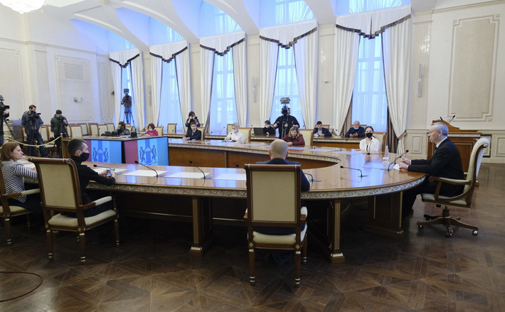 По словам Андрея Травникова, результаты перехода на долгосрочное тарифное регулирование — увеличение объемов ремонта сетей — новосибирцы должны почувствовать уже зимой 2022–2023 годов. «Надежность теплоснабжения повысится уже по итогам текущего года — это обязательное требование», — сказал губернатор