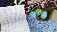 Посылки с вязаными вещами приносили в редакцию лично, передавали с оказией, присылали по почте. Фото: Юлия НАЗАРЕНКО