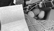 Посылки с вязаными вещами приносили в редакцию лично, передавали с оказией, присылали по почте. Фото: Юлия НАЗАРЕНКО