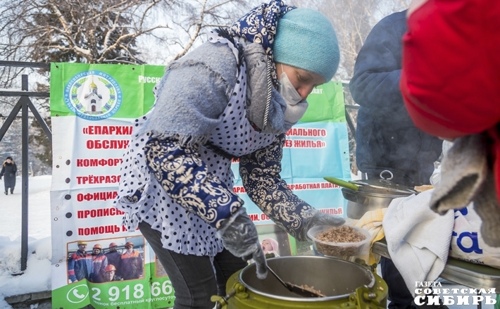 Анна недавно попала в центр социальной адаптации. И теперь помогает кормить нуждающихся. Фото: Андрей Заржецкий