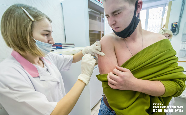 Вакцинация защищает от штамма «омикрон», но не в той мере, в какой хотелось бы. Поэтому российские ученые уже работают на новой вакциной. Фото: Андрей Заржецкий