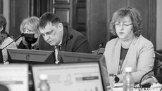 Основные докладчики на заседании социального комитета: министр образования Сергей Федорчук и министр труда и социального развития региона Елена Бахарева (крайняя справа). Фото: Андрей Заржецкий