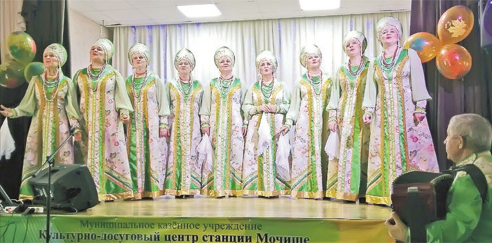 В ДК станции Мочище Новосибирского района хор пенсионеров выступает на всех праздниках. Фото: архив ИД «Советская Сибирь»