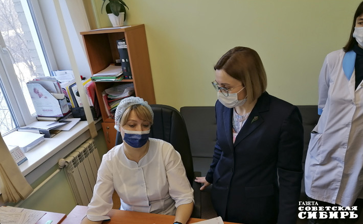 В кабинете дистанционного мониторинга поликлиники № 17 работают заведующие двумя терапевтическими отделениями — это врачи с высшей квалификацией, которые могут по тому, как человек общается, какое у него дыхание, есть ли одышка, понять его состояние. Замминистра Елена Аксенова проверила, как идет работа. Фото: Светлана Фролова
