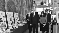 Губернатор региона Андрей Травников принял участие в собрании трудовых коллективов Новосибирского района, где также посетил выставку, посвященную местным передовикам. / Фото: nso.ru