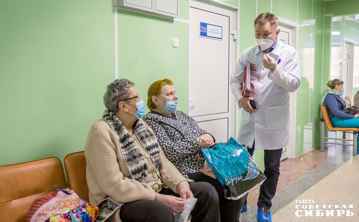 Совершенствование системы здравоохранения в целом и первичного звена в частности — это не только объекты и стройки, но и комплектация медучреждений дефицитными кадрами. Решению проблемы может помочь целевая подготовка врачей и медработников. Первые целевики уже выехали в районы и города области на работу. Однако и в мегаполисе пациенты также сталкиваются с отсутствием узких специалистов в первичках, тех же невропатологов. В связи с перенесенным ковидом жители региона все чаще обращаются с жалобами по данному профилю. И пока на этот вопрос ответа нет. Фото: архив ИД «Советская Сибирь»
