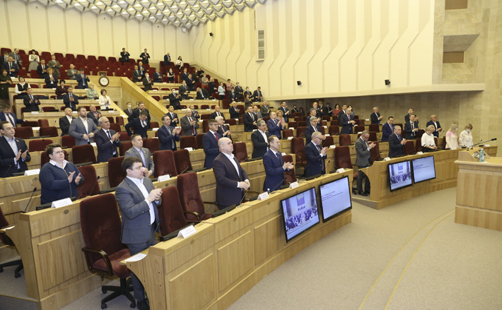 Парламент области объединился, чтобы выразить свое уважение дружественным республикам и поддержать соотечественников. Фото: zsnso.ru